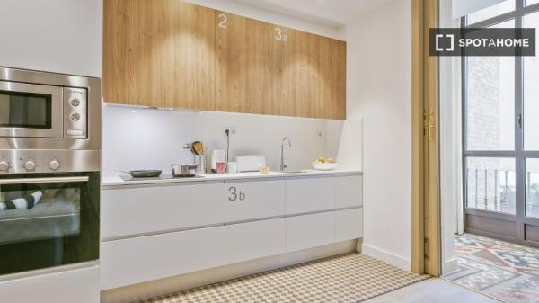 Room for rent in a 3-bedroom apartment in Barcelona