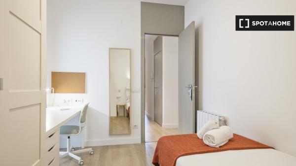 Room for rent in a 3-bedroom apartment in Barcelona