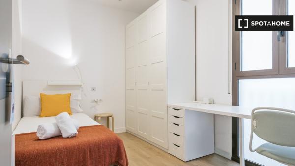 Room for rent in a 3-bedroom apartment in Barcelona