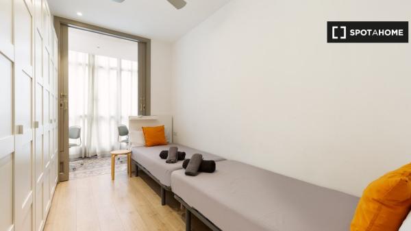 Room for rent in a 3-bedroom apartment in Barcelona