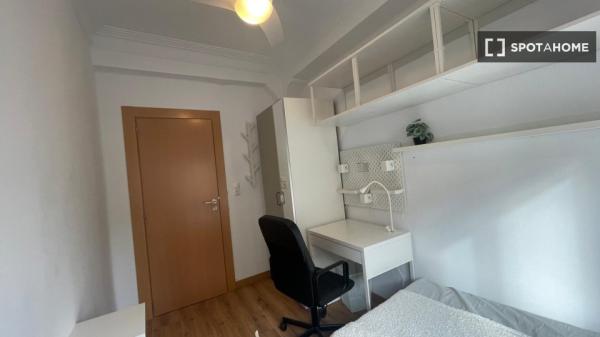 Se alquila habitación en piso de 4 dormitorios en Valencia