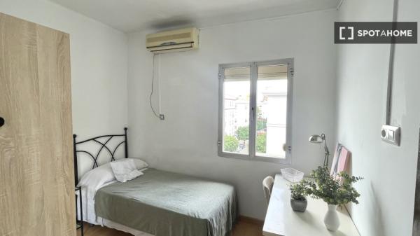 Room in shared apartment in Sevilla