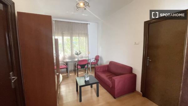 Room in shared apartment in Sevilla