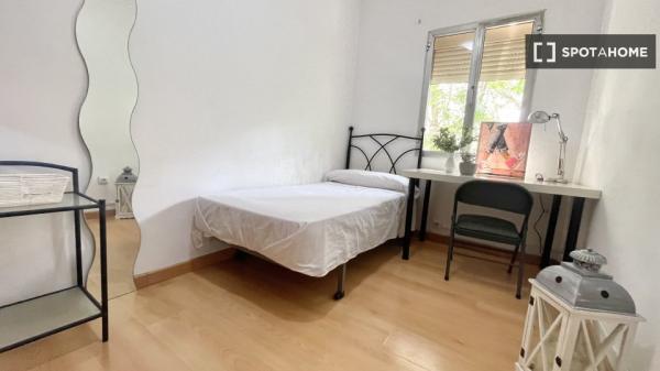 Room in shared apartment in Sevilla