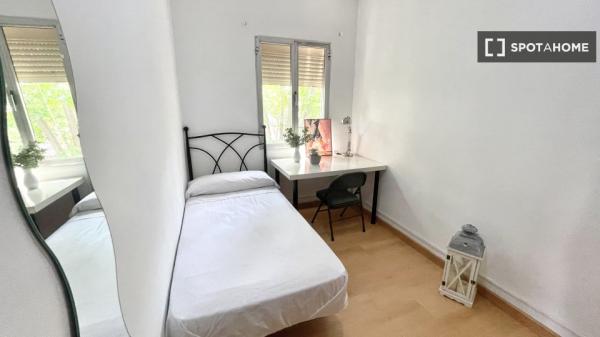 Room in shared apartment in Sevilla