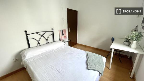 Room in shared apartment in Sevilla