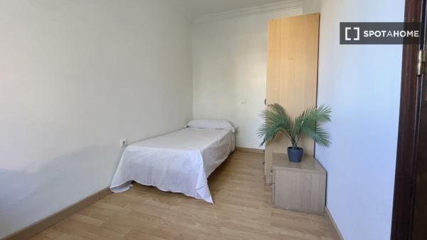 Room in shared apartment in Sevilla