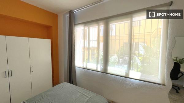 Room in shared apartment in Sevilla