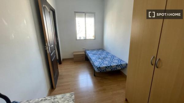 Room in shared apartment in Sevilla