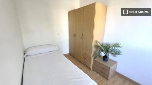 Room in shared apartment in Sevilla