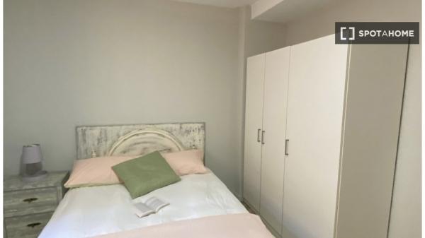 Room in shared apartment in Sevilla