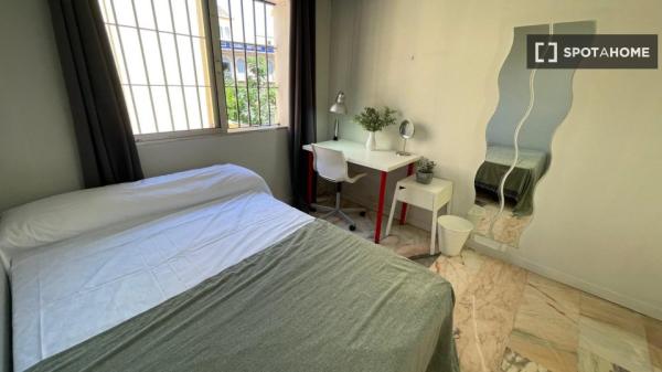 Room in shared apartment in Sevilla