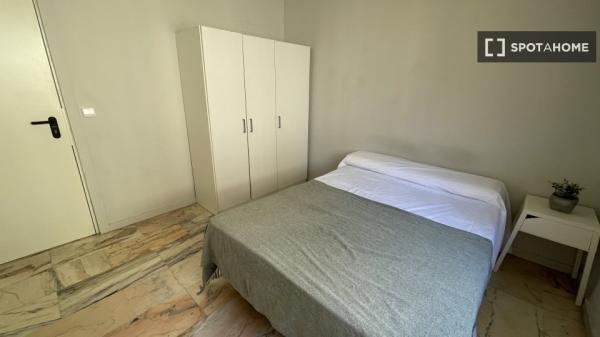 Room in shared apartment in Sevilla