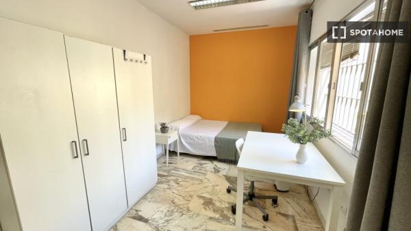 Room in shared apartment in Sevilla