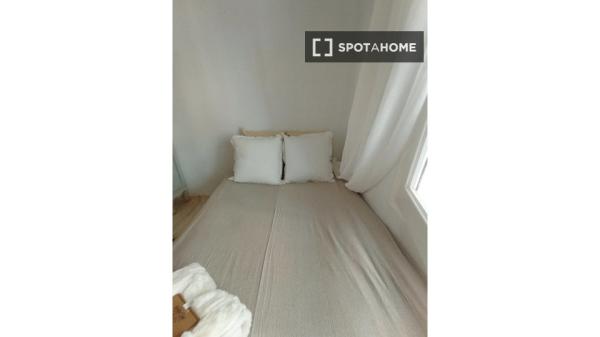 Chambre à louer dans un appartement de 4 chambres à Barcelone