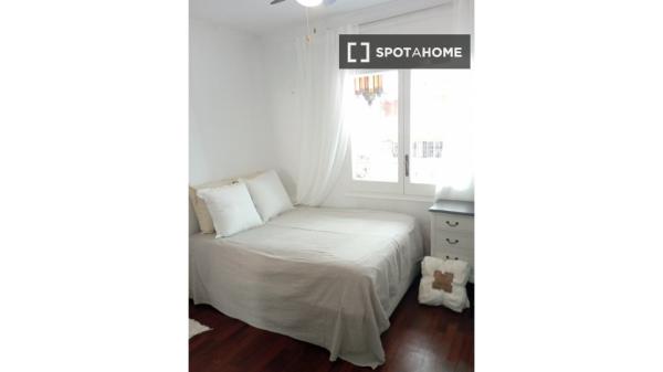 Chambre à louer dans un appartement de 4 chambres à Barcelone