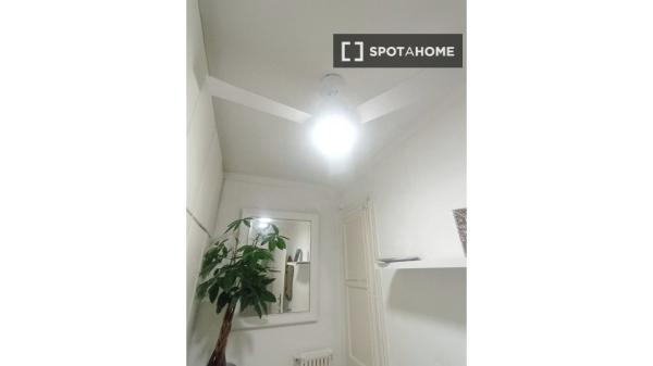 Chambre à louer dans un appartement de 4 chambres à Barcelone