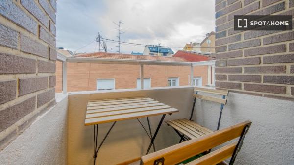 Se alquila habitación en piso de 6 habitaciones en Berruguete, Madrid