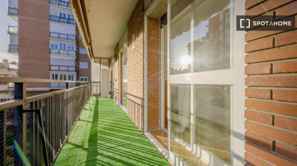 Se alquila habitación en piso de 5 habitaciones en Chamartín, Madrid