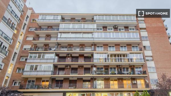 Se alquila habitación en piso de 5 habitaciones en Chamartín, Madrid