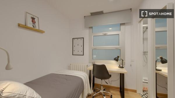 Se alquila habitación en piso de 7 habitaciones en Barcelona