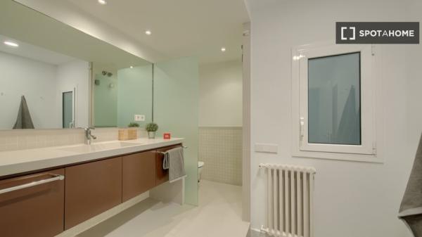 Se alquila habitación en piso de 7 habitaciones en Barcelona