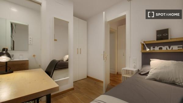 Quarto para alugar em apartamento de 7 quartos em Barcelona