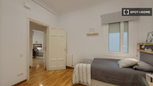 Se alquila habitación en piso de 7 habitaciones en Barcelona