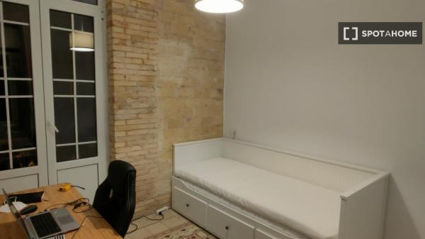 Whole 2 bedrooms apartment in València