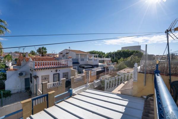 Chalet adosado en calle las Rosas