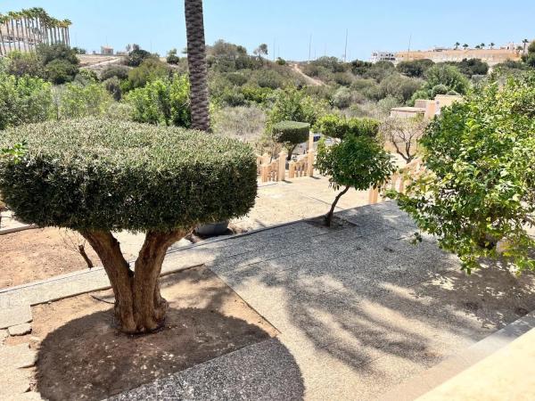 Casa independiente en avenida de Montezenia