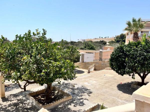 Casa independiente en avenida de Montezenia