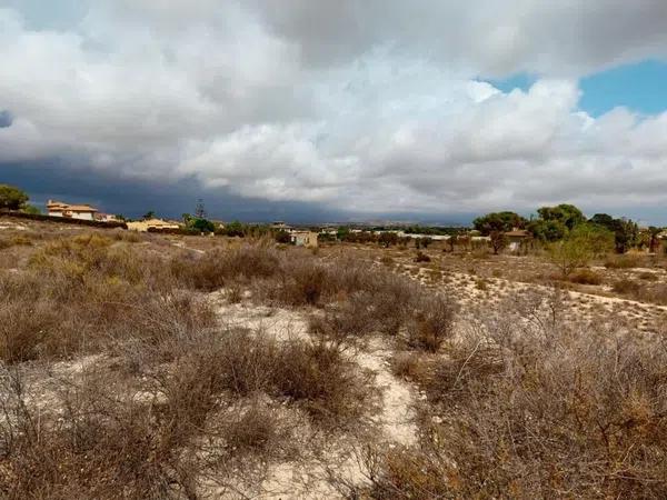 Terreno en calle Salvador y Vicente Perez Lledo