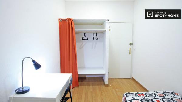 Habitación interior en apartamento de 4 dormitorios en El Raval, Barcelona