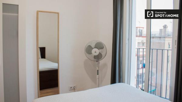 Amplia habitación en alquiler en apartamento de 3 dormitorios en El Raval.