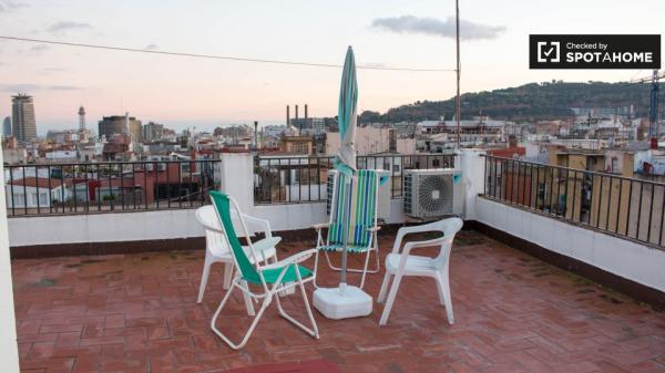 Amplia habitación en alquiler en apartamento de 3 dormitorios en El Raval.