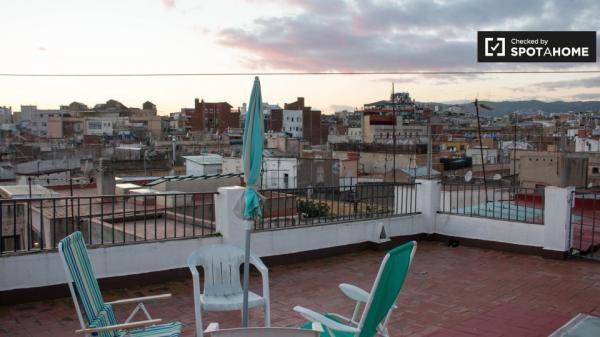 Amplia habitación en alquiler en apartamento de 3 dormitorios en El Raval.