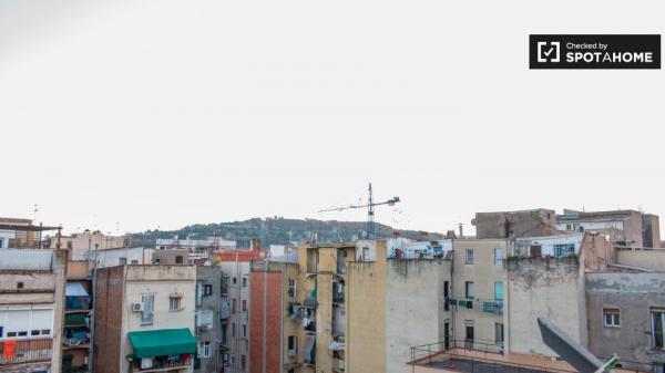 Amplia habitación en alquiler en apartamento de 3 dormitorios en El Raval.