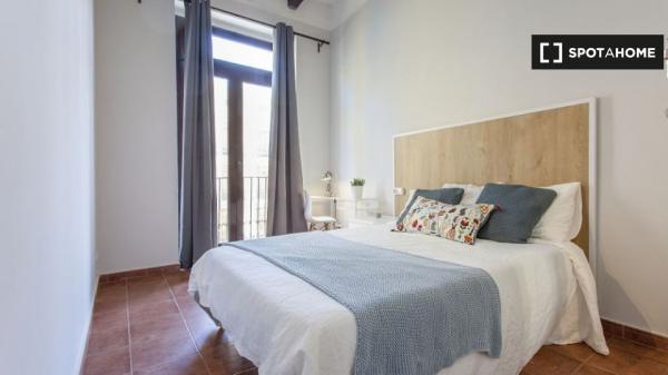 Fantástica habitación doble con balcón privado en Valencia