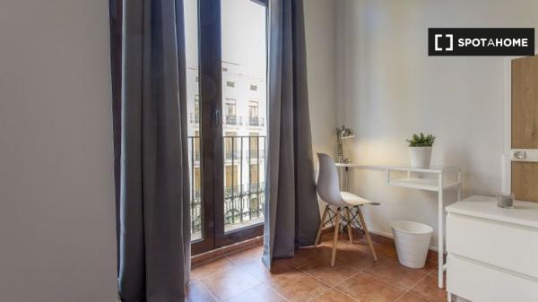 Fantástica habitación doble con balcón privado en Valencia