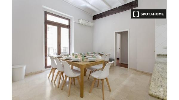 Fantástica habitación doble con balcón privado en Valencia