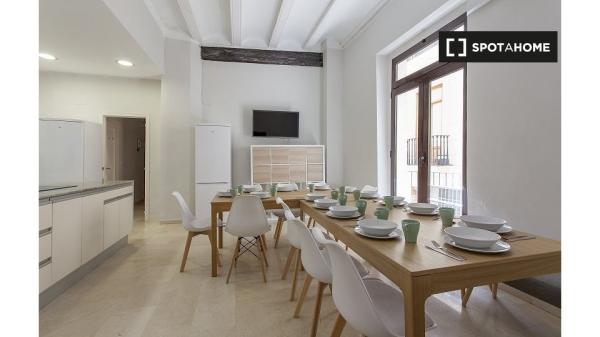 Fantástica habitación doble con balcón privado en Valencia