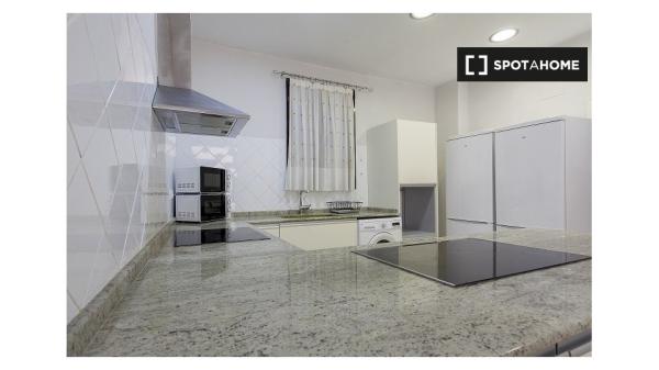 Fantástica habitación doble con balcón privado en Valencia