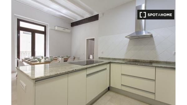 Fantástica habitación doble con balcón privado en Valencia