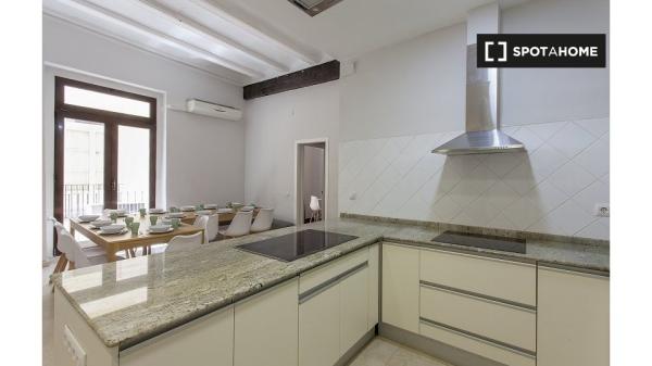 Fantástica habitación doble con balcón privado en Valencia