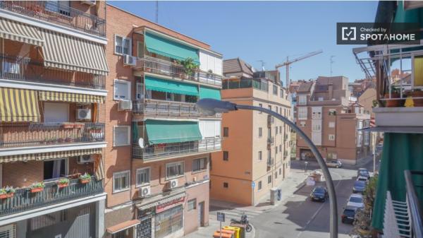 Se alquila habitación en piso de 5 habitaciones en Madrid