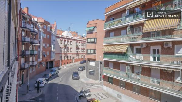 Se alquila habitación en piso de 5 habitaciones en Madrid