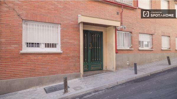 Se alquila habitación en piso de 5 habitaciones en Madrid