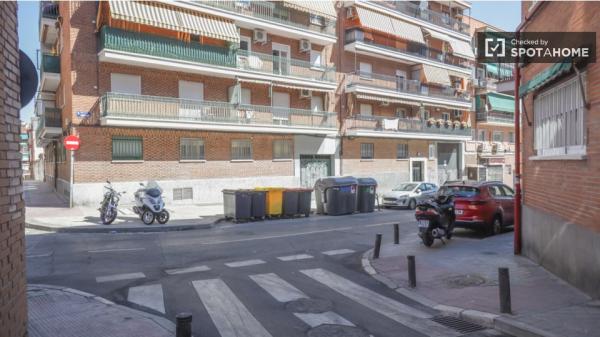 Se alquila habitación en piso de 5 habitaciones en Madrid