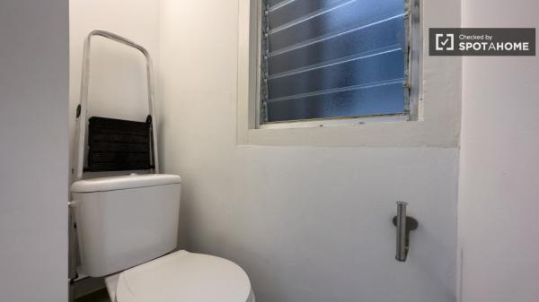 Se alquila habitación en apartamento de 3 dormitorios en Barcelona